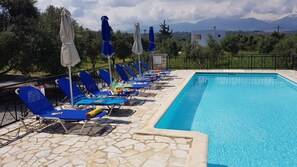 Piscina all'aperto, lettini