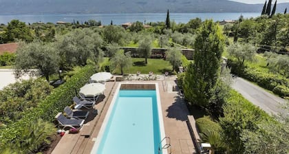 Villa mit privatem Swimmingpool und Seeblick