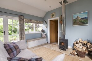 Flat-screen TV, Netflix, DVD player, books