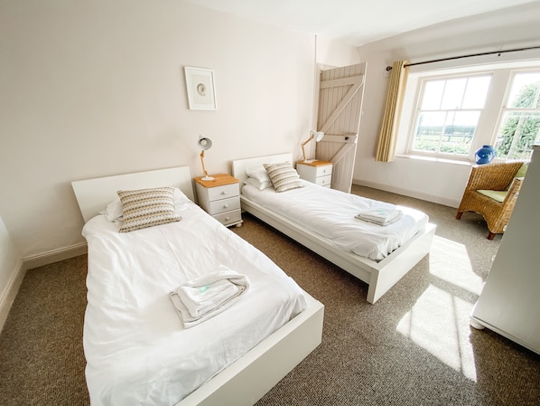 2 bedrooms, internet, bed sheets