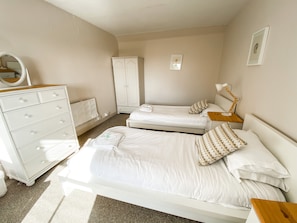 2 bedrooms, internet, bed sheets