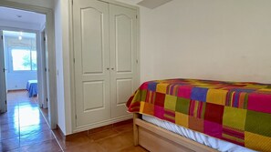 2 sovrum, strykjärn/strykbräda och sängkläder