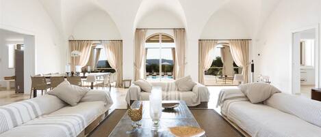 TV, peis, DVD-spiller og bøker