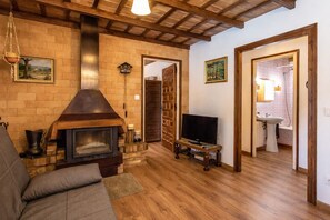 Televisión y chimenea 
