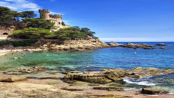 Una spiaggia nelle vicinanze