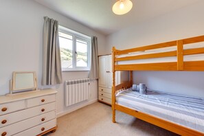 4 bedrooms, iron/ironing board, free WiFi, bed sheets