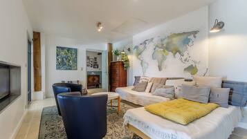 Smart TV, chimenea, libros y estéreo