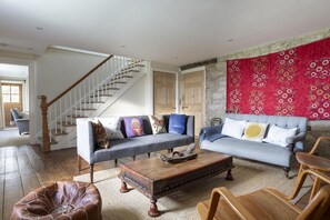 Fernseher, Kamin, Bücher, Stereoanlage