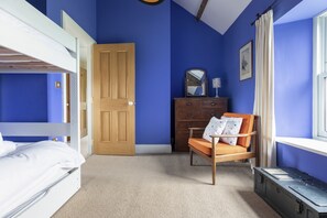 5 bedrooms, iron/ironing board, WiFi, bed sheets