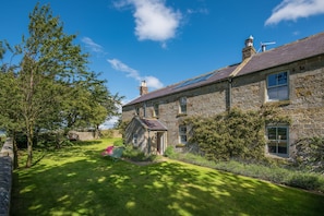 Exterior - OVERTHWARTS FARMHOUSE five bedroom, nr. Alnwick. 9 miles from the coast (Alnwick)