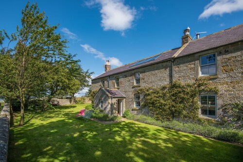 OVERTHWARTS FARMHOUSE five bedroom, nr. Alnwick. 9 miles from the coast