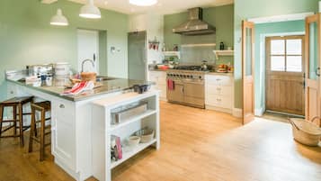 冰箱、微波炉、烤箱、炉灶