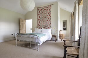 5 bedrooms, iron/ironing board, WiFi, bed sheets