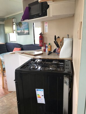 Réfrigérateur, four à micro-ondes, un four, surface de cuisson