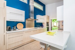 Réfrigérateur, micro-ondes, four, lave-vaisselle