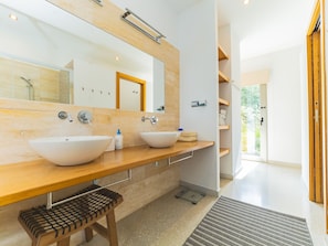 Badewanne, Haartrockner, Handtücher