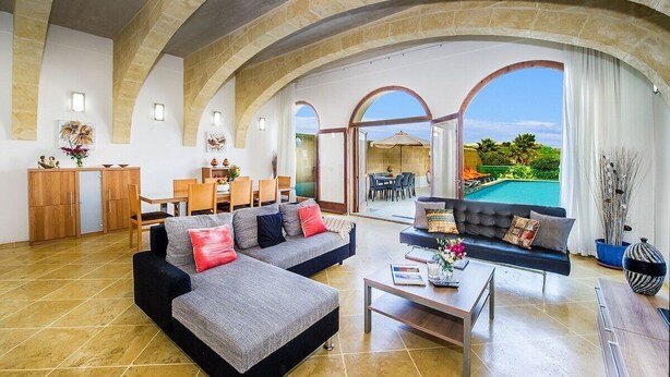 TV - The Arches Holiday Home (Ta' Kerċem)