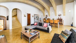 TV - The Arches Holiday Home (Ta' Kerċem)