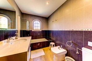 Een douche, een haardroger, handdoeken, zeep