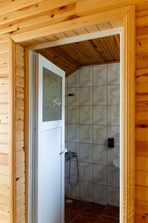 Apartamento familiar | Baño | Ducha, artículos de higiene personal gratuitos y secador de pelo