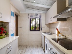 Een koelkast, een magnetron, een oven, een vaatwasser