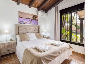 3 slaapkamers, een strijkplank/strijkijzer, gratis wifi, beddengoed