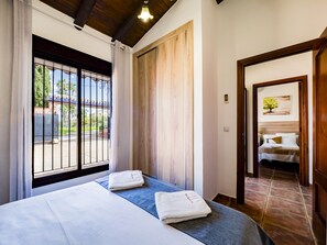 3 slaapkamers, een strijkplank/strijkijzer, gratis wifi, beddengoed