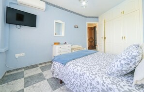 1 habitación, tabla de planchar con plancha, wifi gratis y ropa de cama 