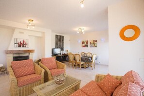 Fernseher, Kamin, DVD-Player, Stereoanlage