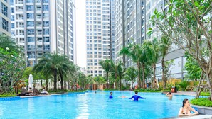Outdoor pool - May's House Saigon Vinhomes Central Park (Ho Chi Minh City)