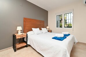 4 bedrooms, iron/ironing board, WiFi, bed sheets