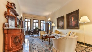 Une pièce au décor traditionnel, avec un meuble en bois, un canapé, une table à manger avec des chaises et un tapis à motifs.