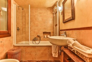 Bathtub, free toiletries, hair dryer