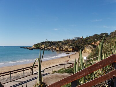Villa 600 m from 2 beaches; 300 m nightlife; BBQ, internet, A/C