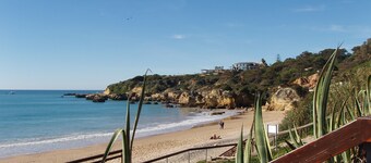 Villa 600 m from 2 beaches; 300 m nightlife; BBQ, internet, A/C