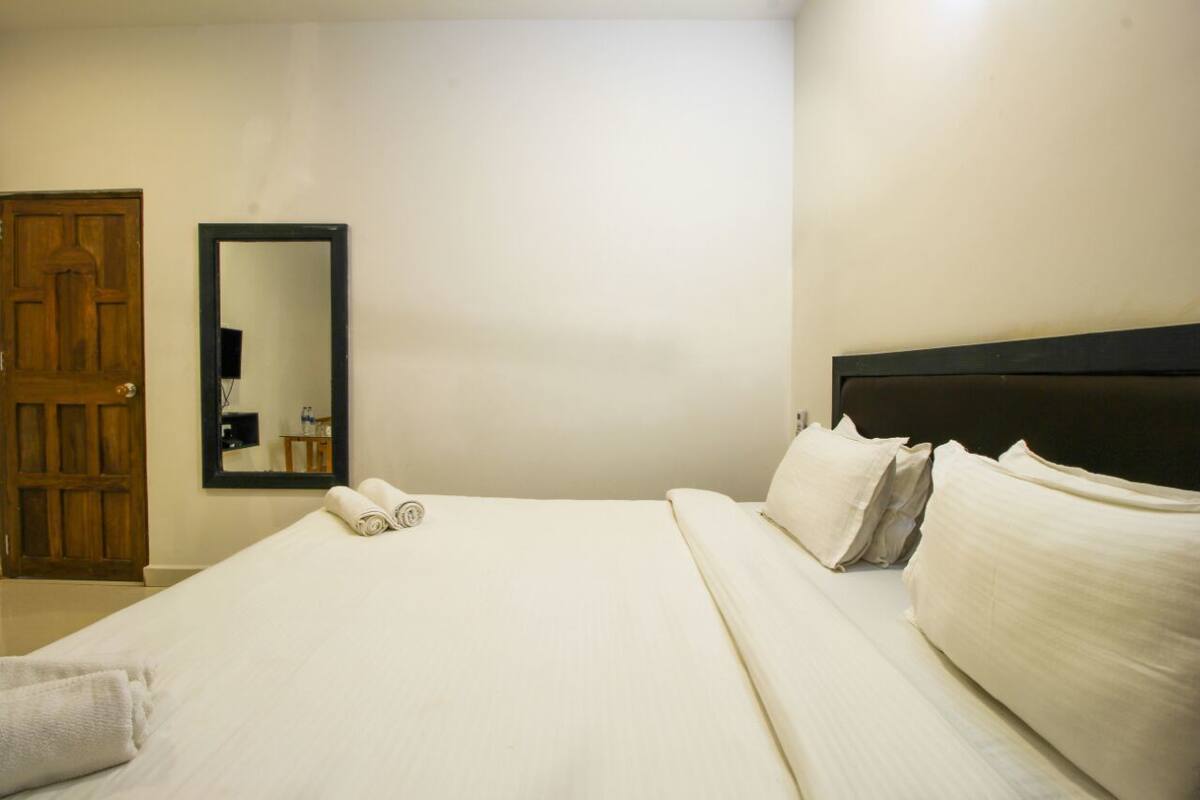 Premium bedding, in-room safe, desk, iron/ironing board