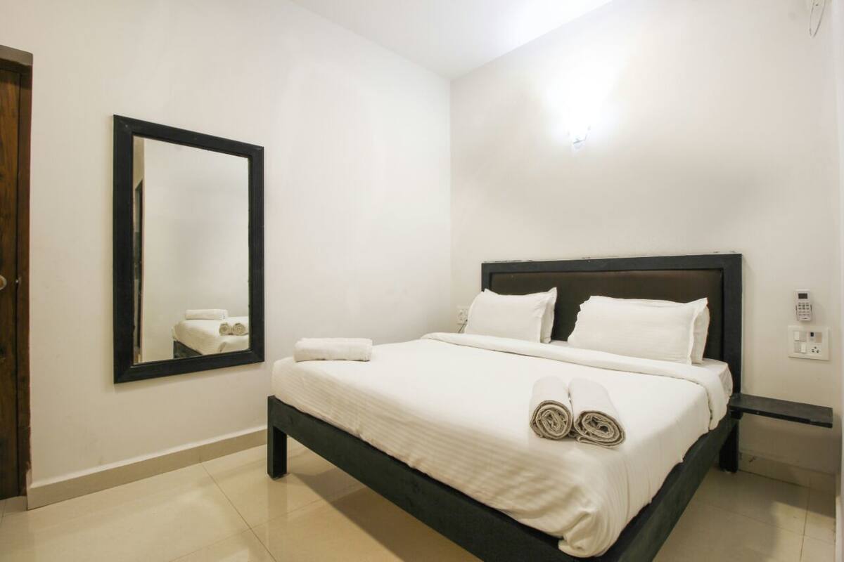 Premium bedding, in-room safe, desk, iron/ironing board