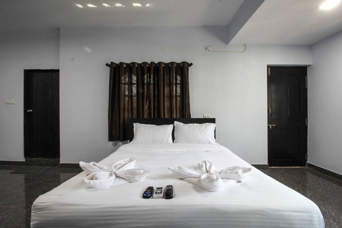 Premium bedding, in-room safe, desk, iron/ironing board