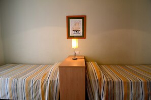 1 bedroom, iron/ironing board, WiFi, bed sheets - MESTRAL 1-6 (L'Escala)