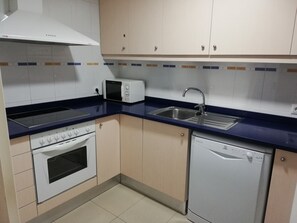 Fridge, microwave, oven, dishwasher - MESTRAL 1-6 (L'Escala)