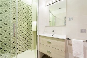 Douche, articles de toilette gratuits, sĂšche-cheveux