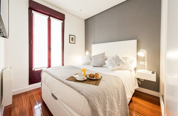 In-room safe, iron/ironing board, WiFi (free), bed sheets - Malasaña Suite (Madrid)
