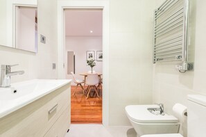Een douche, gratis toiletartikelen, een haardroger, handdoeken
