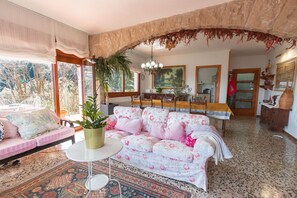 Televisión, chimenea, mesa de ping pong