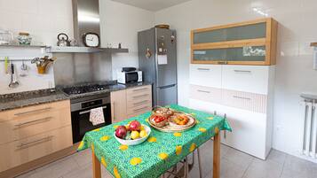 Een koelkast, een magnetron, een vaatwasser