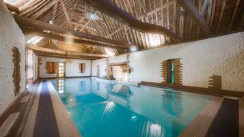 Una piscina cubierta, una piscina climatizada