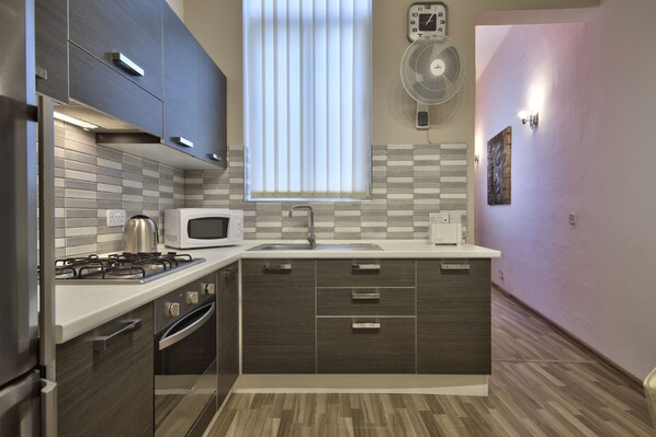 Refrigerador, microondas, horno y parrilla de estufa 