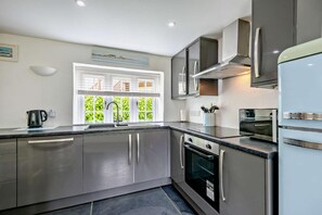 Four à micro-ondes, un four, lave-vaisselle, vaisselle et ustensiles