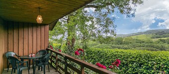 Four star Lodge with two bedrooms, fabulous views yet close to pubs and beach