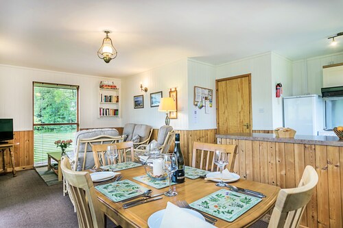 Four star Lodge with two bedrooms, fabulous views yet close to pubs and beach